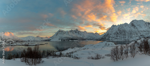 Sonnenaufgang am Vatterfjorden - Lofoten - Norwegen © Raphael