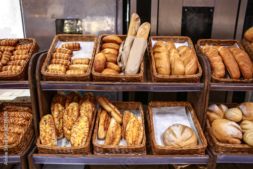 Fotografia Tasty fresh bakery products in supermarket