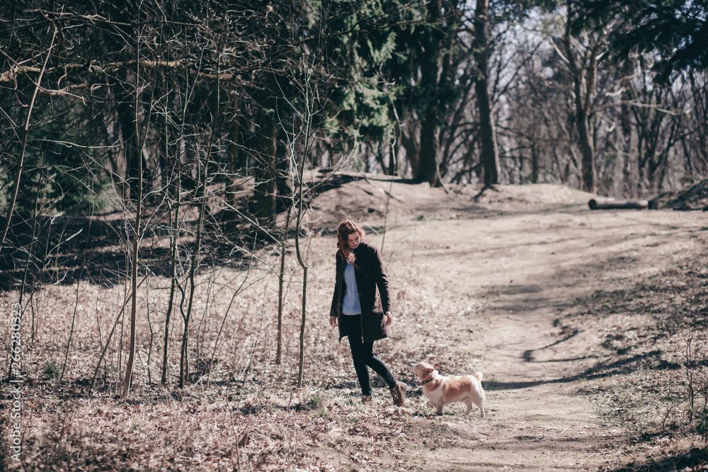 Obraz premium young woman walking with her dog enjoying sunny days