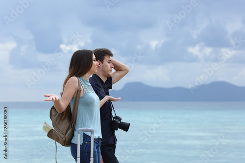 Bilde på lerret Angry couple complaining on a cloudy vacation