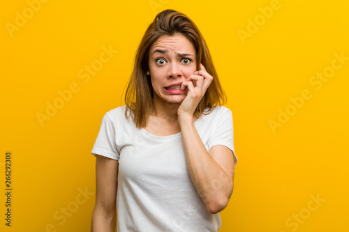 Tela Young natural caucasian woman biting fingernails, nervous and very anxious