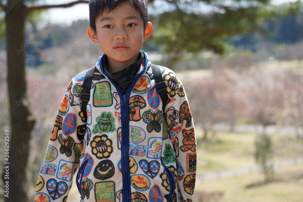秋の公園で遊ぶ子ども 寂しい 男の子 一人っ子 Stock Photo Adobe Stock