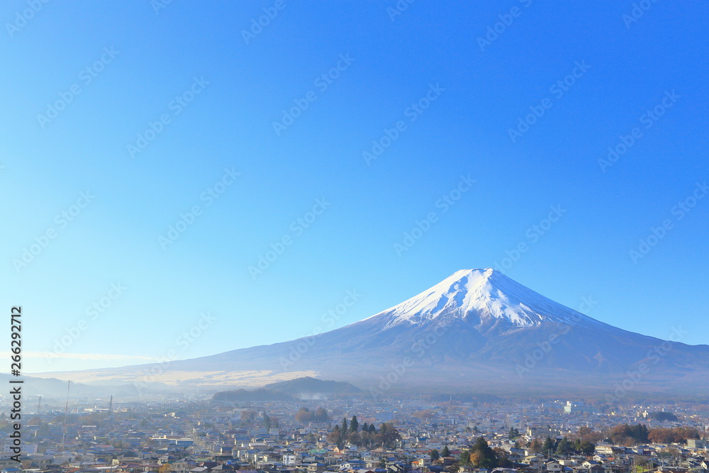 秋の富士山と街並み　観光・旅行・紅葉