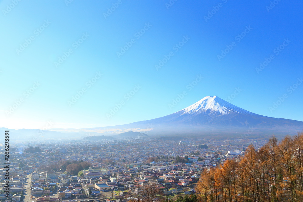 秋の富士山と街並み　観光・旅行・紅葉