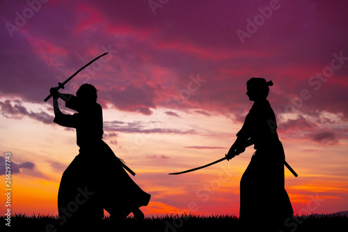 Photo two Samurai with sword at sunset