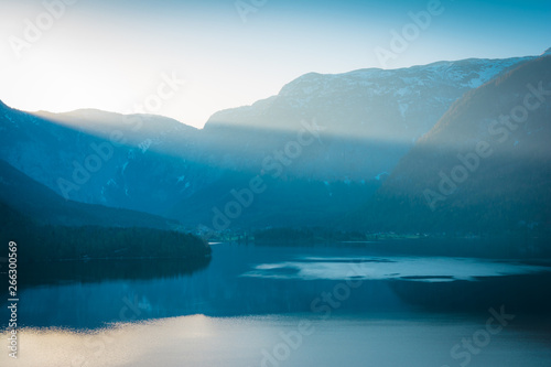 Sonne scheint durch Nebel auf den See in den Bergen © kentauros