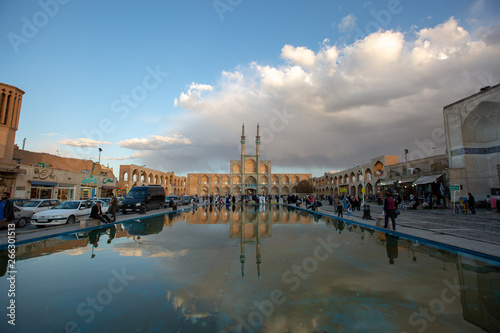 Der Amir Chaghmagh Komplex und der gleichnahmige Platz in Yazd ist bekannt für seine versenkten symmetrischen Nischen. Die Moschee enthält eine Karawanserei, ein Badehaus und einen Grundwasserbrunnen. photo