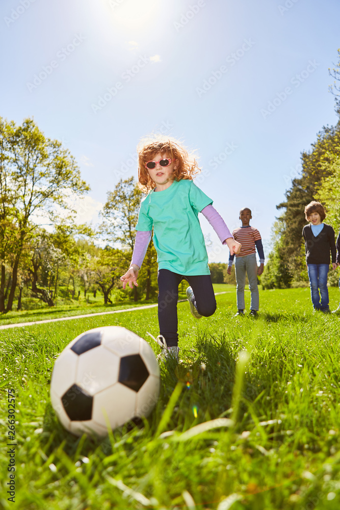 Kinder beim Fußball spielen üben den Torschuss