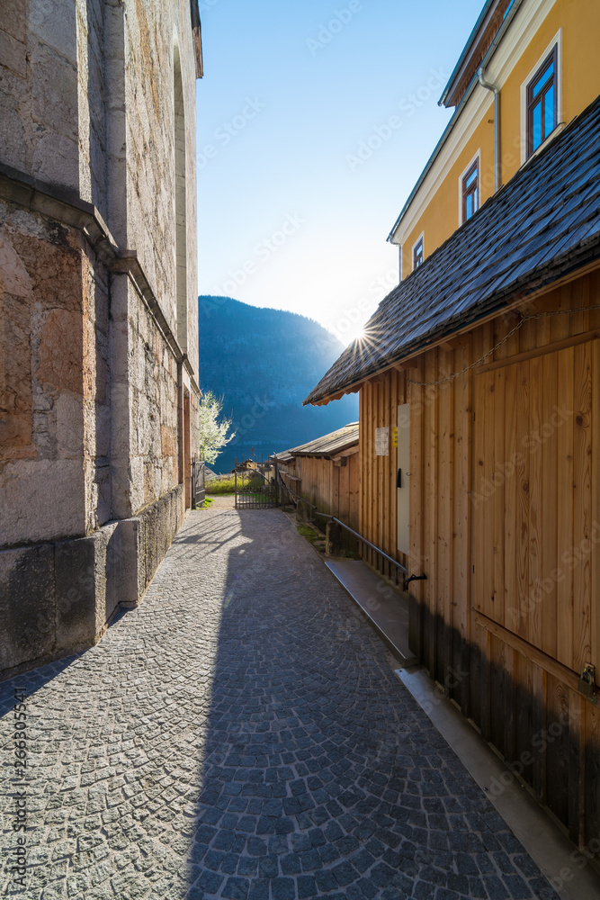 Sonnenaufgang an der Kirche in Hallstatt - Alpen in Österreich Sonnenaufgang an der Kirche in Hallstatt - Alpen in Österreich