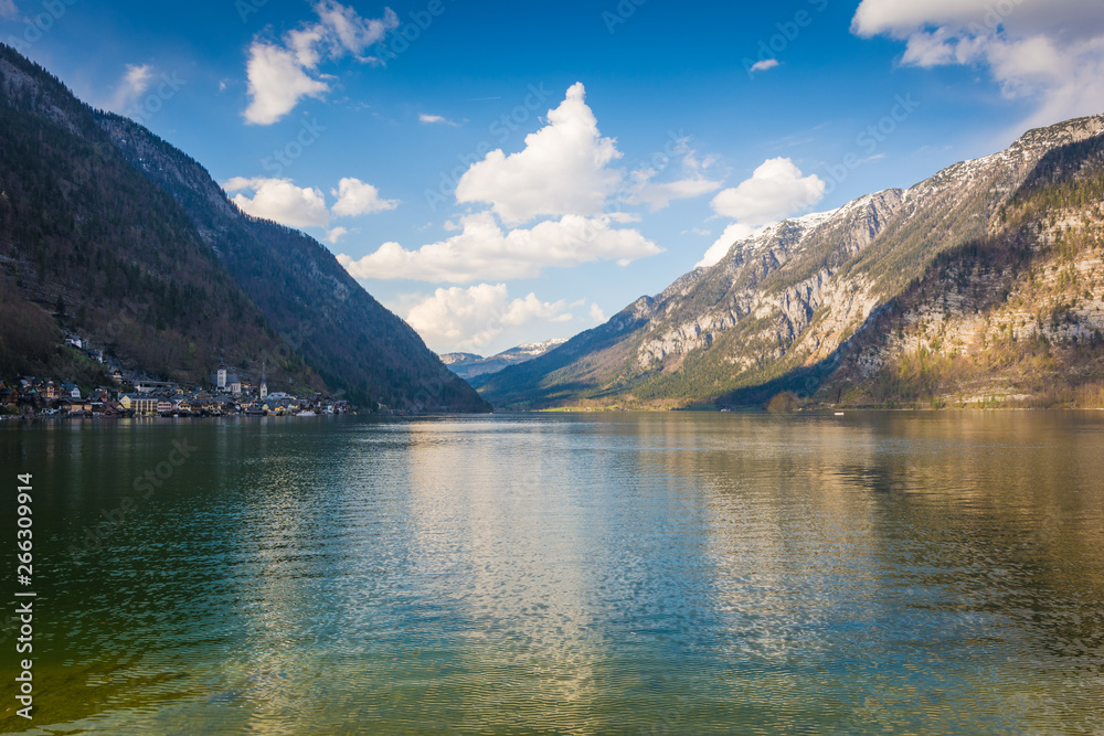 Hallstatt mit Hallstätter See in den Bergen von Österreich