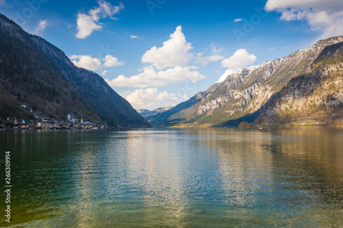 Hallstatt mit Hallstätter See in den Bergen von Österreich