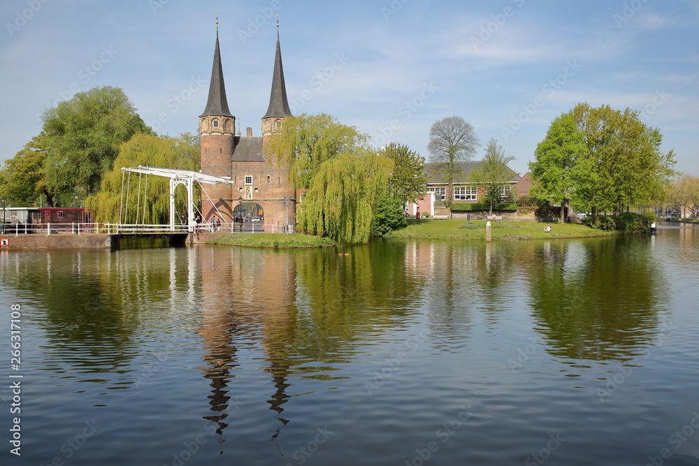 Obraz premium The Eastern Gate (Oostpoort), reflected on Schiekanaal in Delft, Netherlands