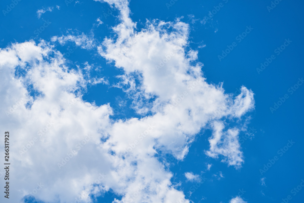 Obraz premium Beautiful sky with fluffy clouds
