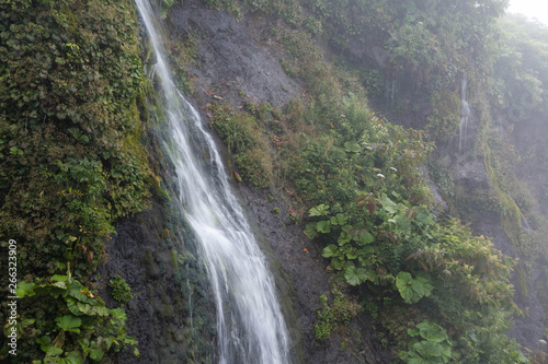 岩肌を流れる滝 フンベの滝