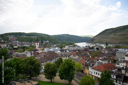 blick auf das baugebiet in bingen am rhein deutschland fotografiert während einer besichtigungstour an einem bewölkten sonnigen tag © BMFotos