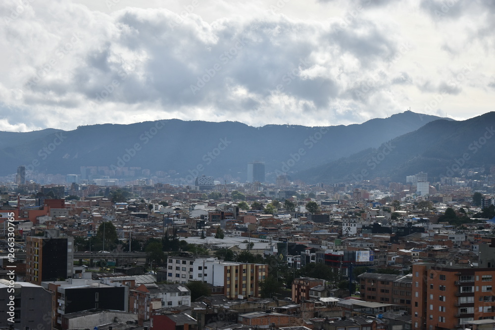 ciudad bogota norte panorama panoramica paisaje calle partque nubes montañas edificios casas calles 