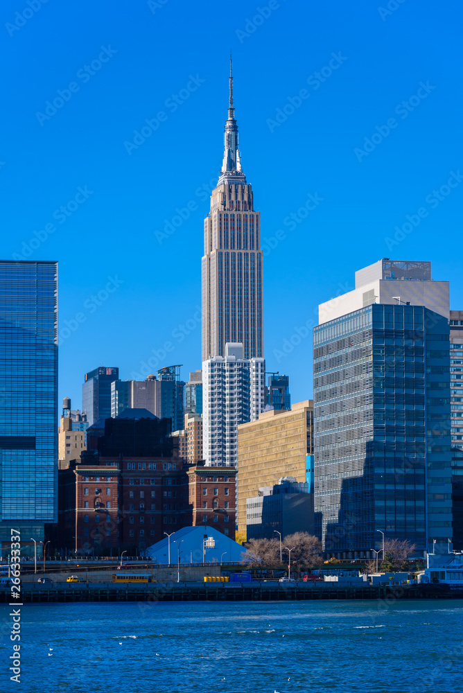 Φωτογραφία View from East Side River to Empire State Building - Manhatten Skyline of New Yo