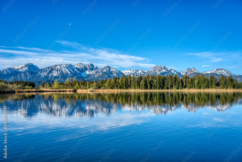 Berge und Alpensee
