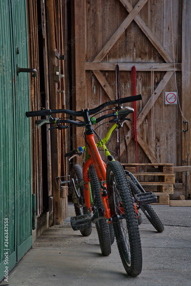Mountain Bikes vor der Scheune