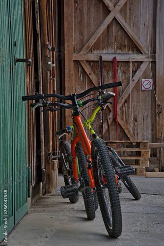 Obraz na płótnie Mountain Bikes vor der Scheune w salonie