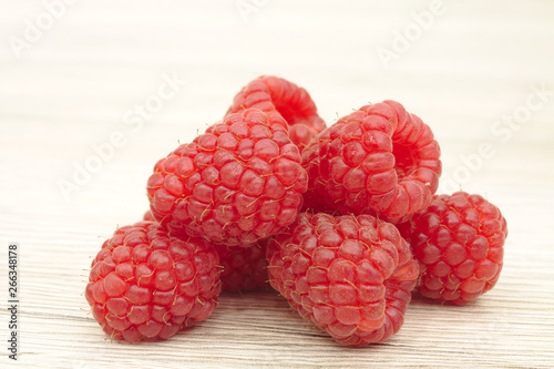 Himbeeren aus der Nähe aufgenommen und schwachen Hintergrund. photo