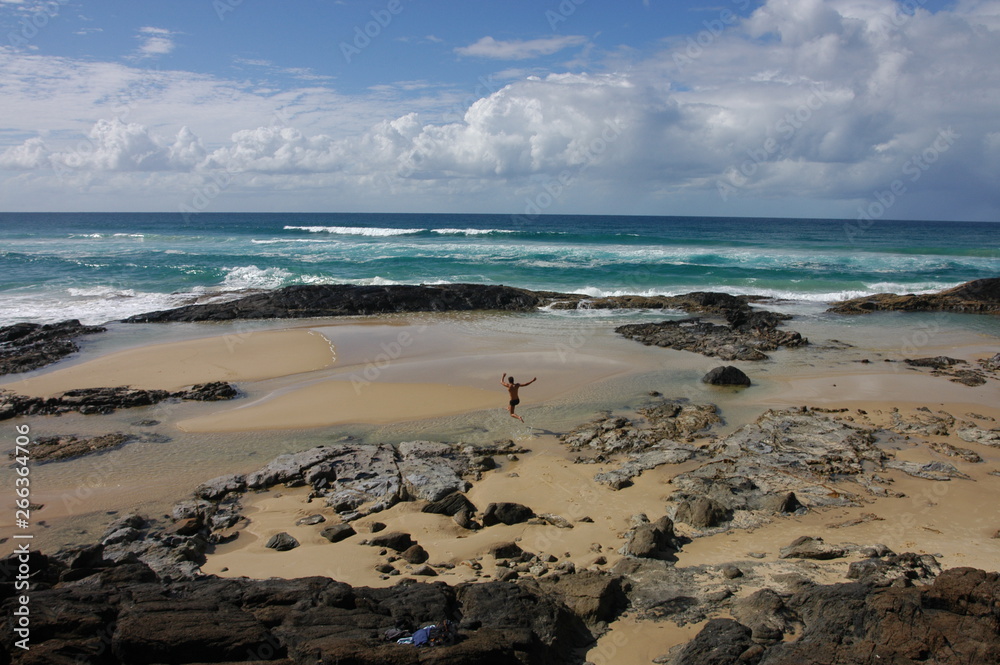 Ein Sprung in die Champagner Pools auf Fraser Island (Australien) Ein Sprung in die Champagner Pools auf Fraser Island (Australien)