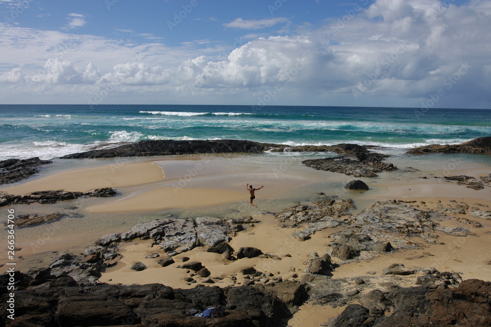 Ein Sprung in die Champagner Pools auf Fraser Island (Australien)