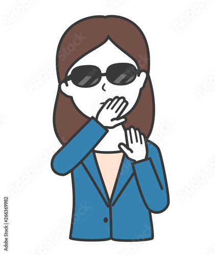 サングラスをかけて人目を避ける女性