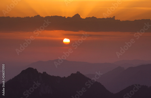 sonnenaufgang mit strahlen   ber den bergen