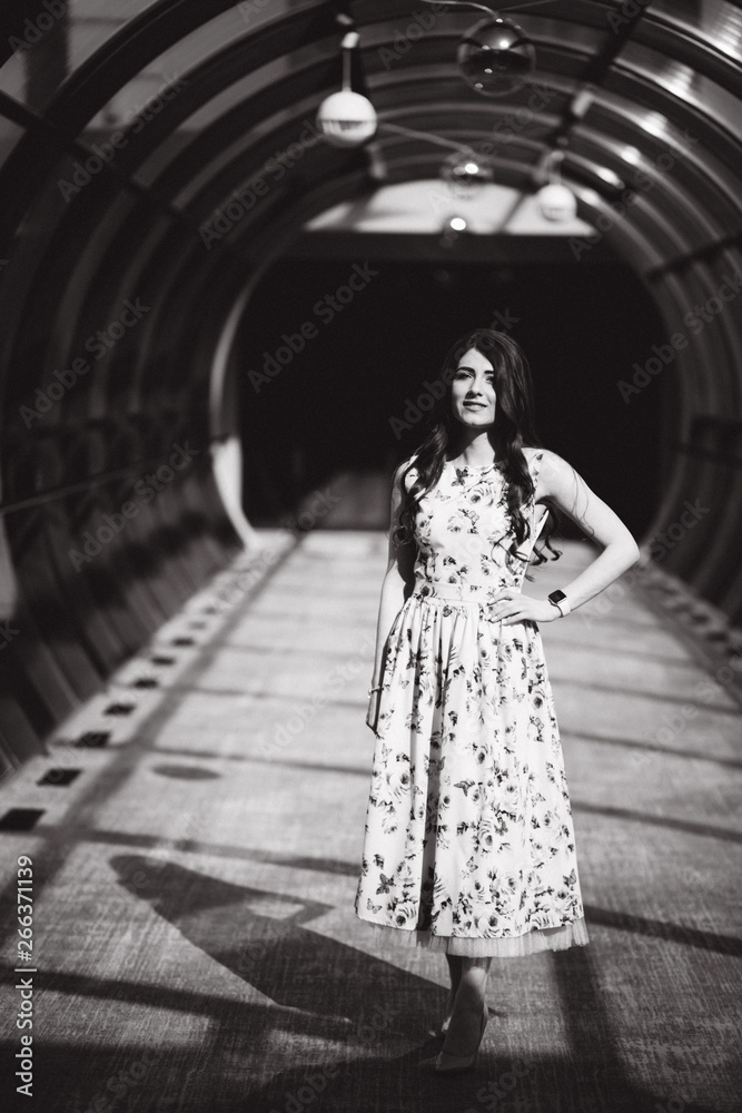 Fototapeta premium Beautiful girl stand in tunnel in the hotel