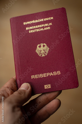 deutscher Reisepass wird in Hand gehalten