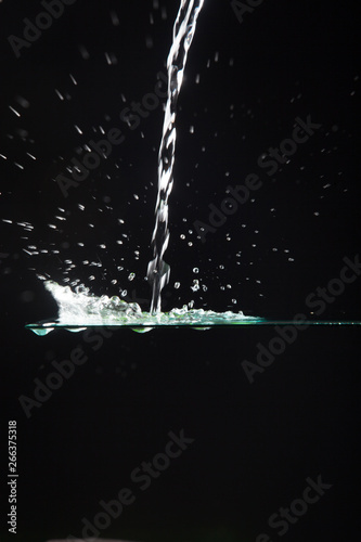 Agua creando formas al caer sobre un cristal