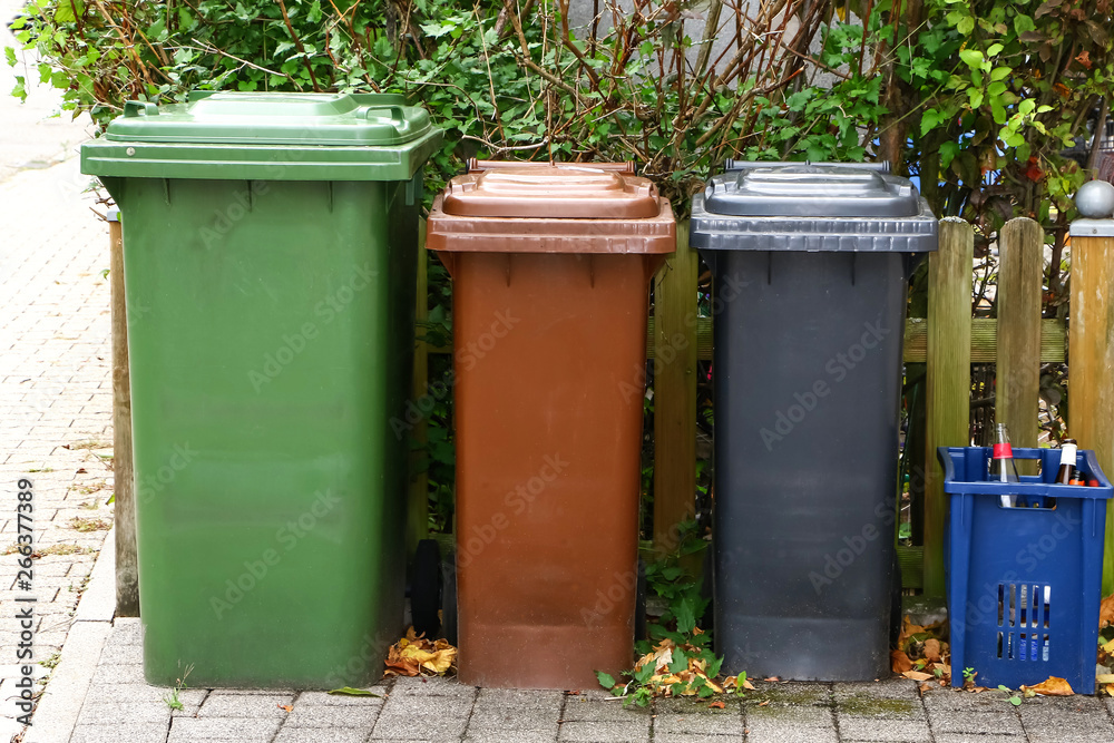Grüne, braune und schwarze Mülltonne Grüne, braune und schwarze Mülltonne