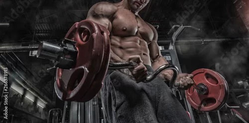 Obraz Seksowny muskularny mężczyzna w siłowni, w kształcie brzucha. Silny męski nagi abs tułowia, poćwiczyć. Ciemne tło
