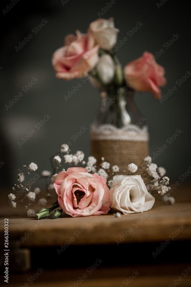 Fototapeta premium Weiße und rosa Rosen auf Holz 
