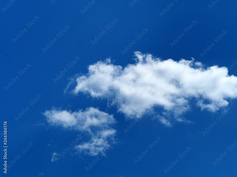 Wolken am blauen Himmel in den Alpen Wolken am blauen Himmel in den Alpen