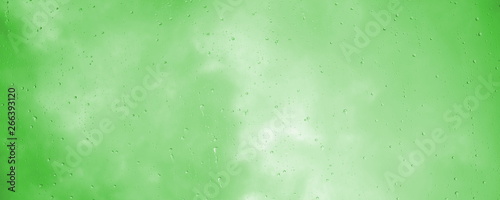 Regentropfen auf einer grünen Glasscheibe - Textur - Banner