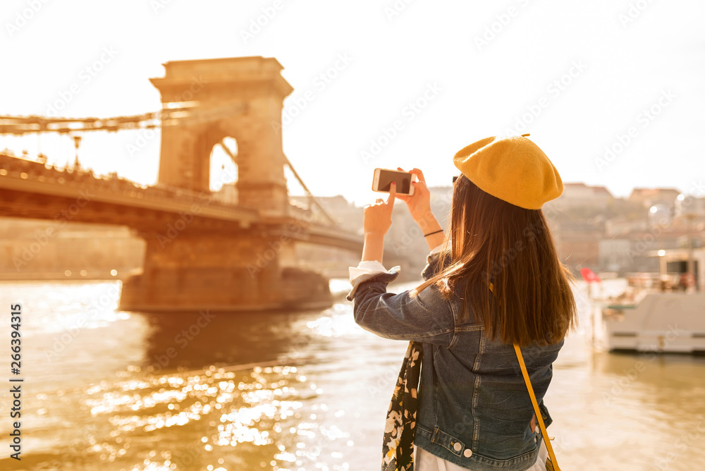 Obraz premium A woman taking pictures of the Szechenyi Bridge