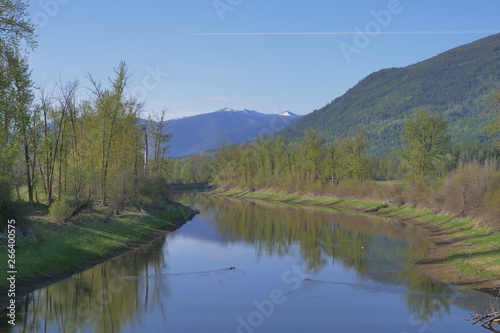 Fototapeta Naklejka Na Ścianę i Meble -  picturesque landscapes along the Kootenay river valley of British Columbia