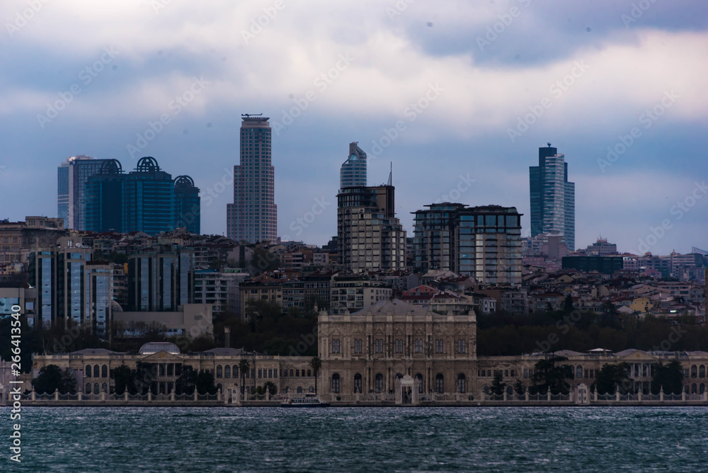 Istanbul Dolmabahce Palast und Hochhäuer Besiktas