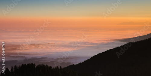 Blick vom Berg auf Nebelmeer und Landschaft © natur-motive