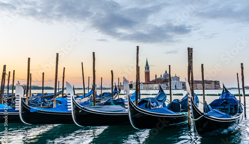 Venedig San Giorgio Maggiore mit Gondeln am Morgen © riebevonsehl