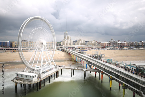 Long exposure photo of the Ferries wheel in The Hague