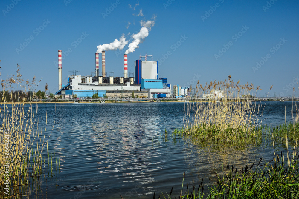 Elektrownia węglowa nad jeziorem - obrazy, fototapety, plakaty 