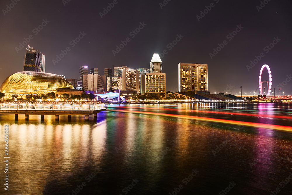 Fototapeta premium Singapore - 17 MARCH 2019: Singapore skyscrapers at night.
