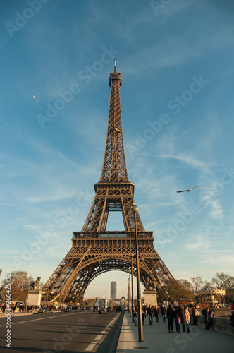 Torre Eiffel día despejado en París © Gustavo
