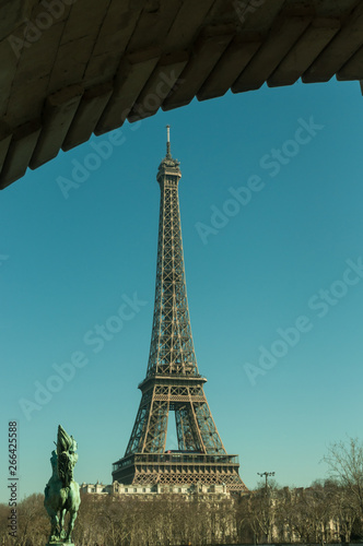 Torre Eiffel vista desde la distancia en Puente de Bir Hakeim © Gustavo