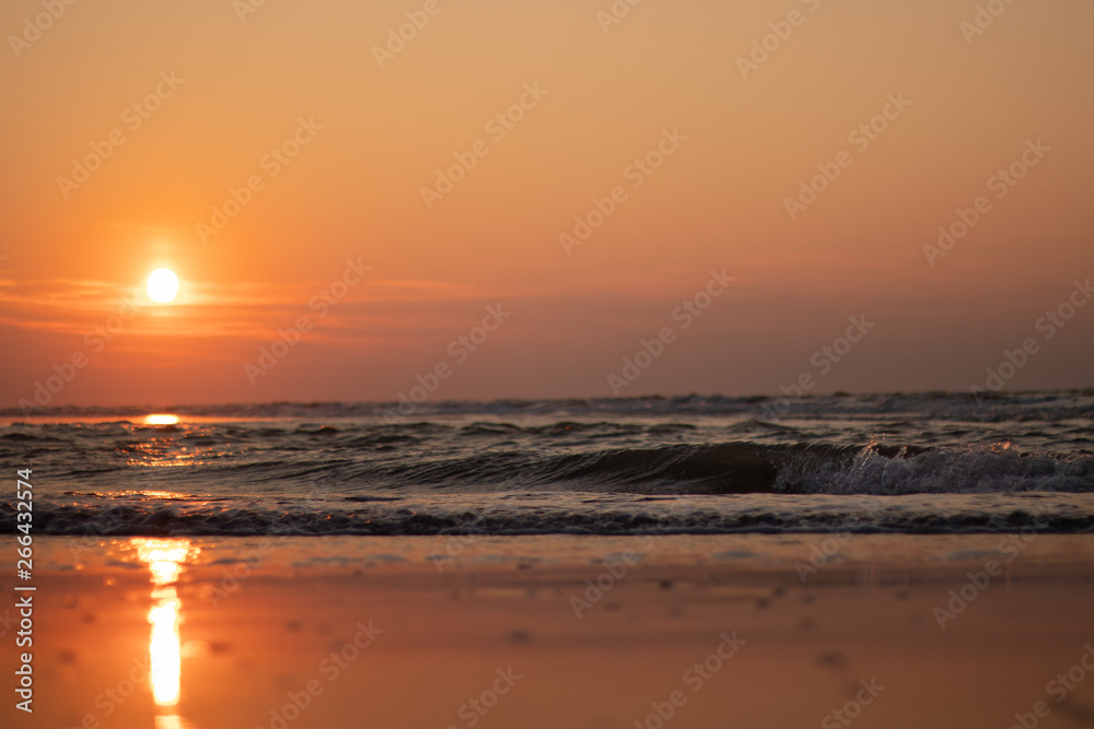 coucher de soleil rouge sur la plage