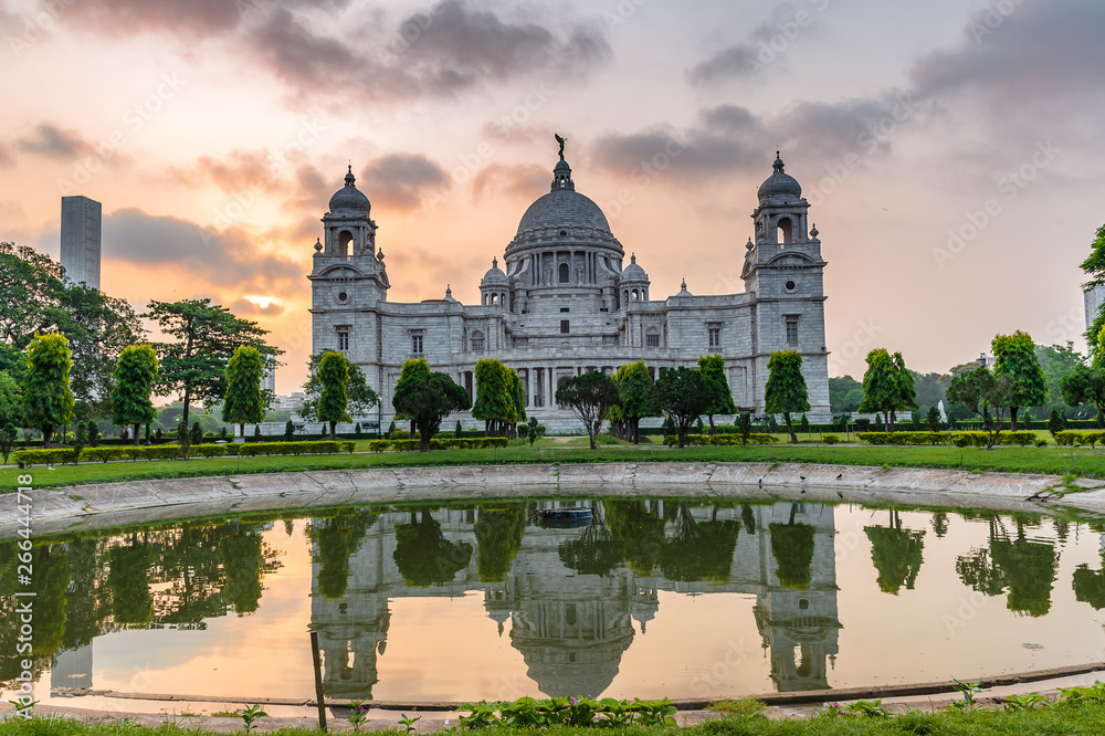 Obraz premium Beautiful Victoria Memorial with water reflection at Kolkata , West Bengal, India,