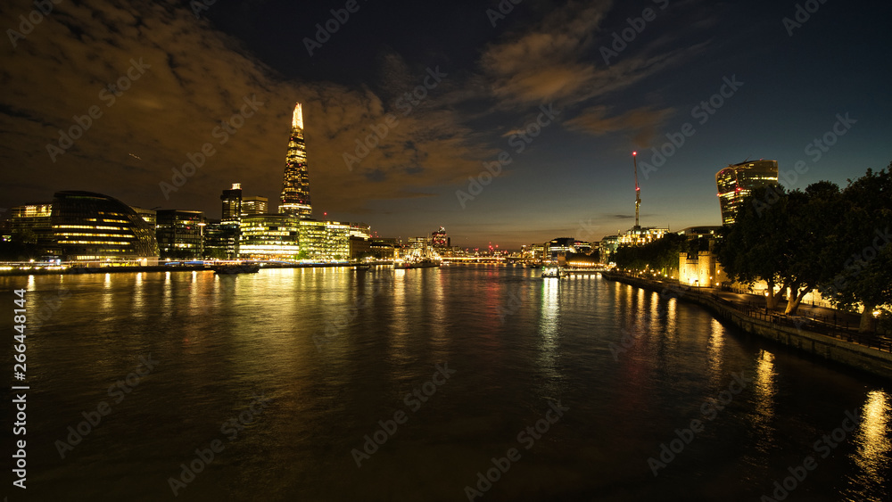 Hermosa vista nocturna del río Támesis de Londres